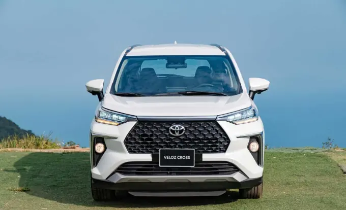 Thuê Xe Toyota Veloz Cross CVT Top 7 Chỗ Tự Lái